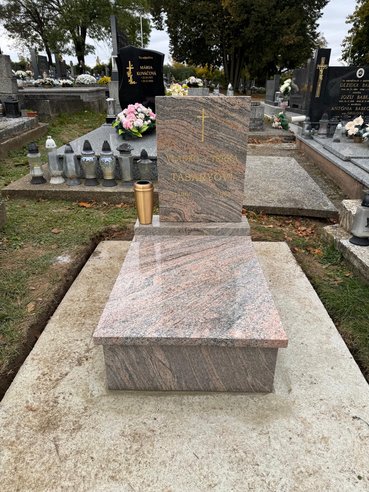 Unový hrob Juparama Colombo, bronzová váza + gravírované písmo