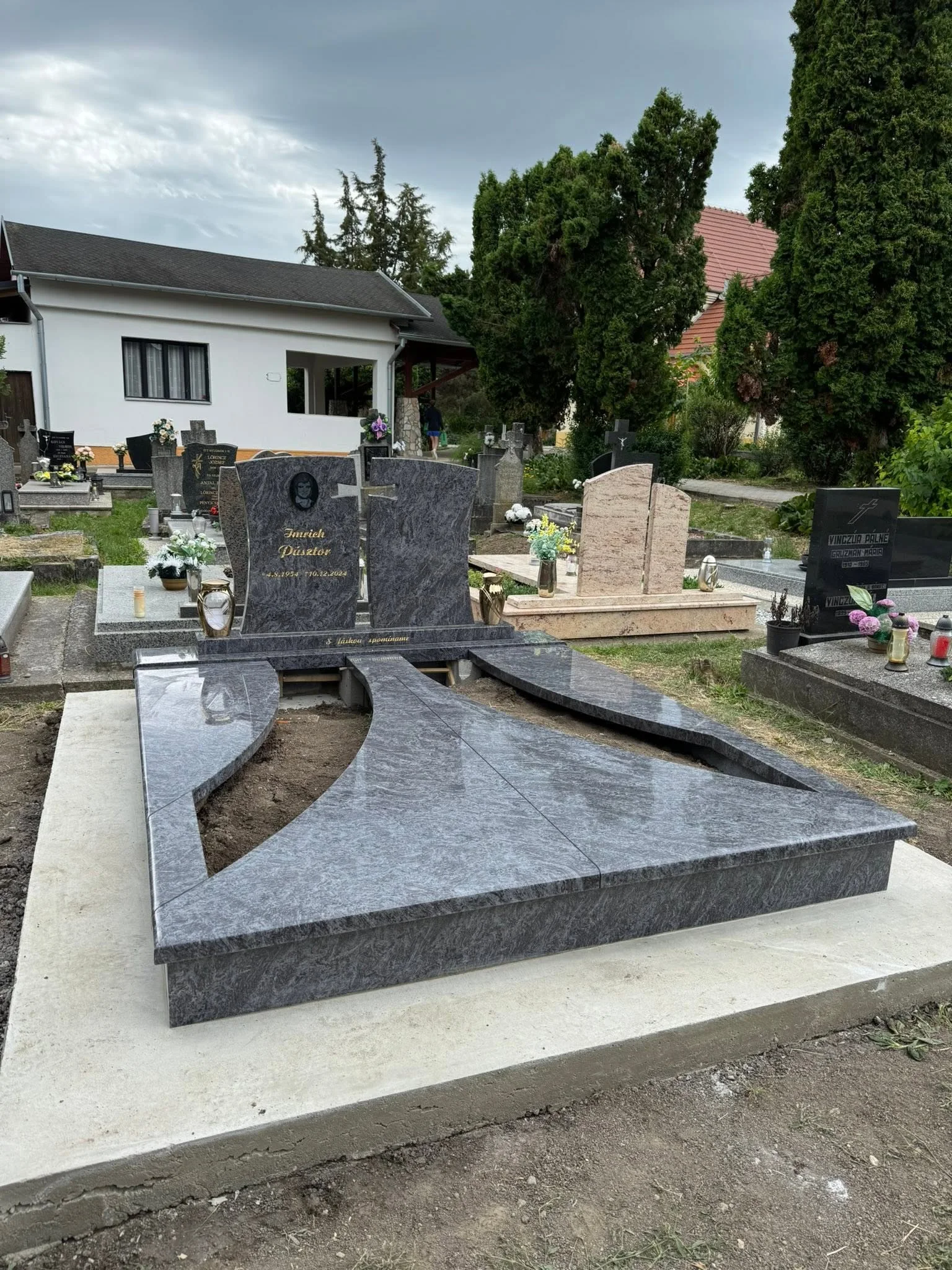 Moderný dvojhrob z tmavej žuly